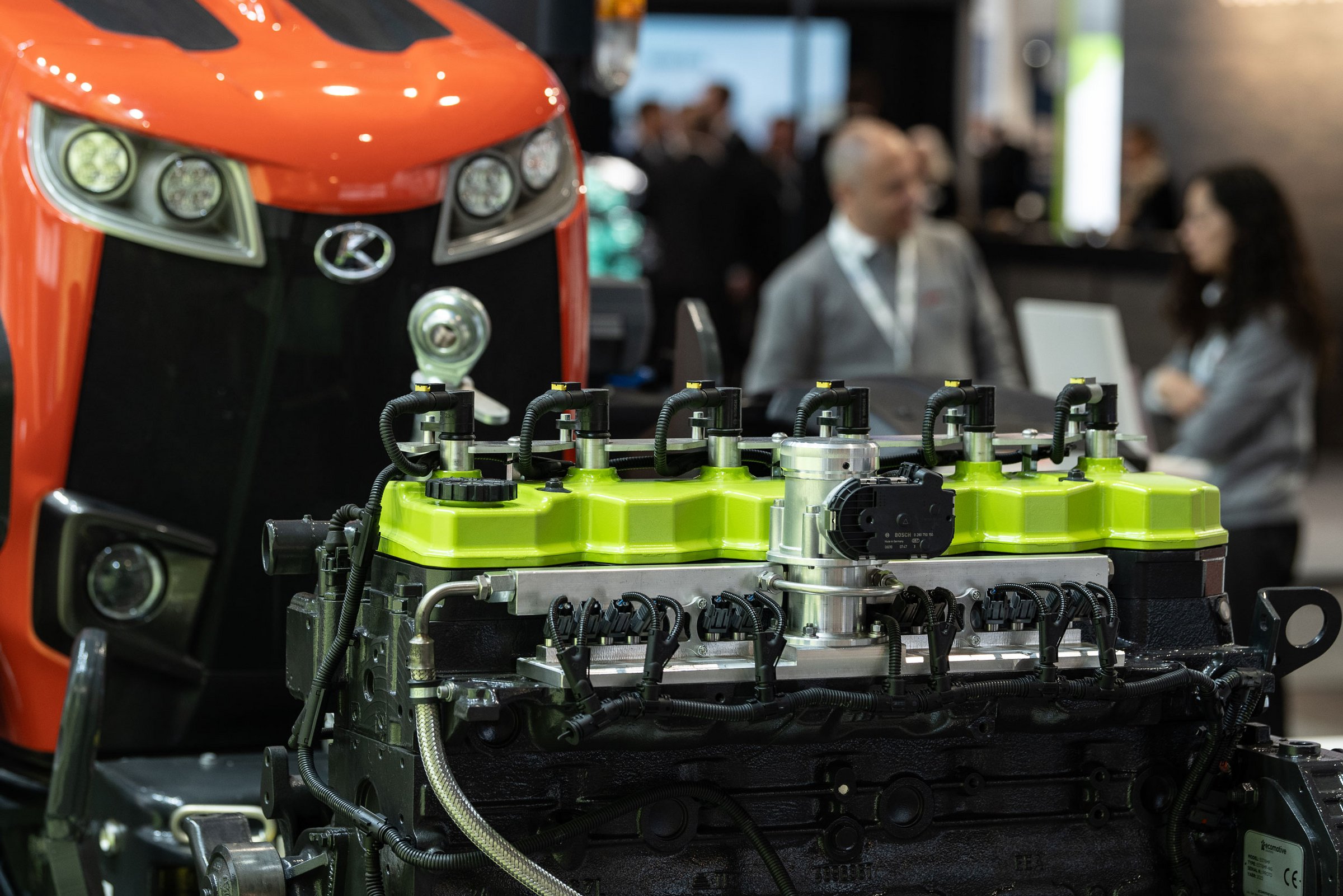 Nahaufnahme eines Motors mit einem Traktor im Hintergrund