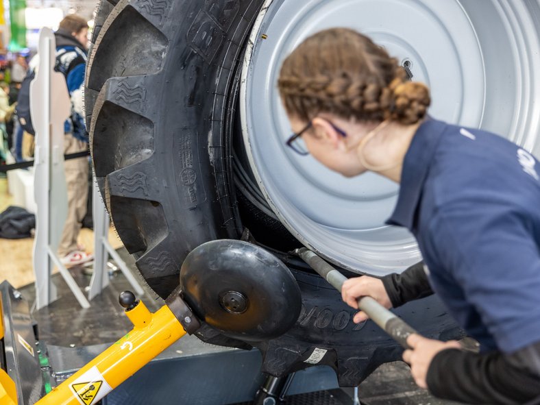 Picture of workshop live, young woman on tractor tyre in action