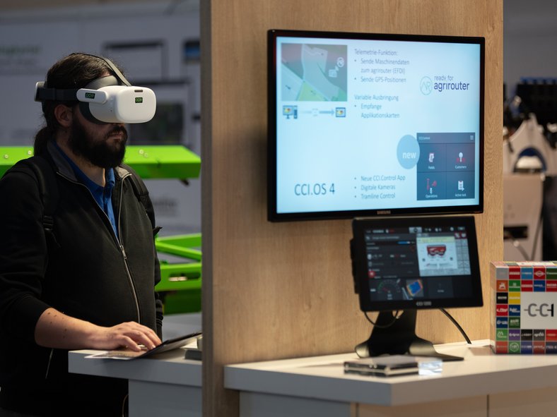 Image for DLG spotlight Smart Farming, visitors with VR glasses